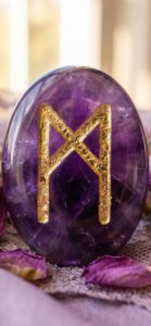 人間関係を良くして、相互に助け合う「アメジストとルーン文字マン」