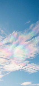 こちらは普通の虹というより、彩雲のように見える空ですね。彩雲は瑞兆、つまり良いことの前触れとして知られています。

