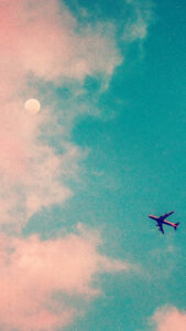 ピンクの夕焼け雲と飛行機と満月の待ち受け背景画像 