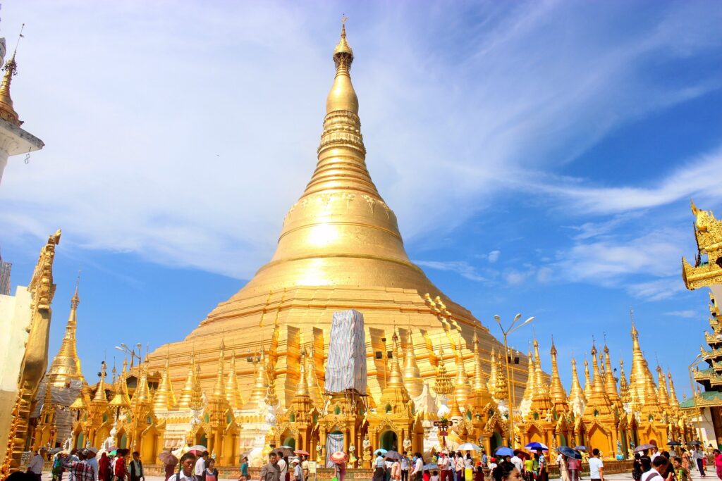 シュエダゴンパゴダは、ミャンマーのヤンゴン中心部にある寺院（パゴダ、パヤーと言います）です。お釈迦様の髪の毛や遺骨が奉納されていると言われており、仏教の聖地としてとても有名なパワースポットです！