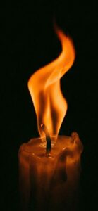 暗闇で揺れるキャンドルの炎
