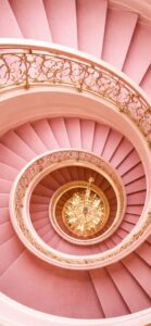 連絡が来る待ち受け画像、ピンクの螺旋階段 